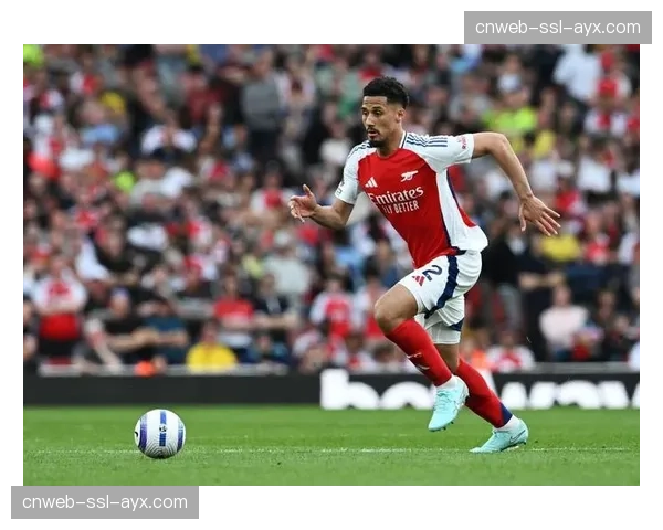 赛前热身时，萨卡与萨利巴在球员通道内嬉笑，展现阿森纳更衣室良好氛围