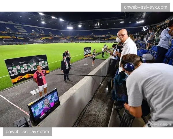 特写：一位聋哑球迷通过实时AR字幕眼镜，第一次“听”清了现场的欢呼