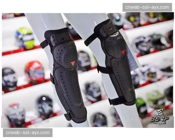 大学摔跤联赛发生严重膝伤事故,引发关于护具标准的讨论